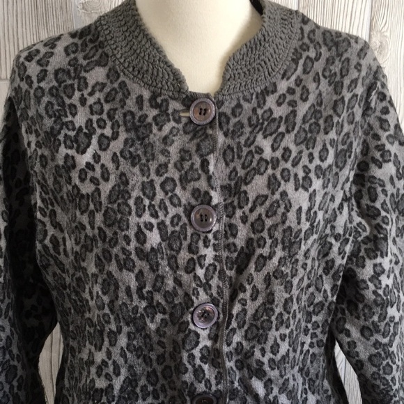 JH Collectibles Woman Gray Animal Print Wool Cardigan - Picture 2 of 10